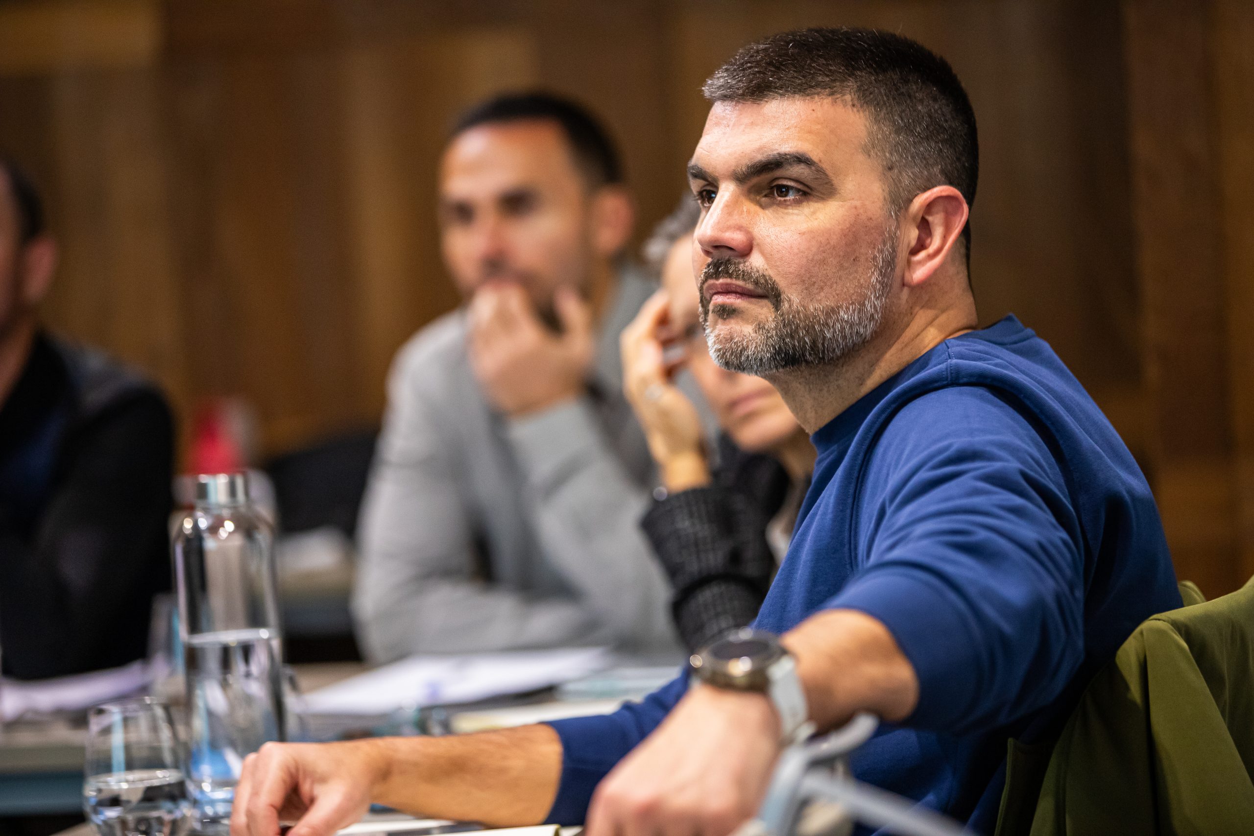 Álvaro Toscano escuchando durante una sesión de trabajo