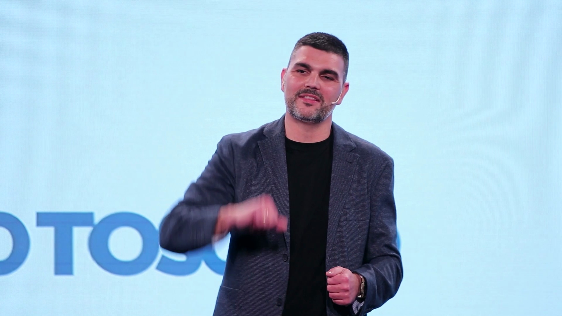 Álvaro Toscano en el escenario: ver el videobook